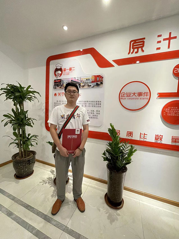 熱烈祝賀廣東梁先生簽約加盟蜀一蜀二冒菜!95后小伙攜手蜀一蜀二走上致富之路