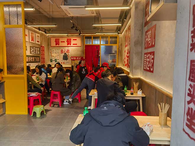 麻辣燙冒菜加盟費(fèi)貴嗎?蜀一蜀二0門(mén)檻易操作_8大優(yōu)勢(shì)_全程指導(dǎo)